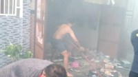 Proses pemadaman api rumah pemilik sound system di Surabaya Proses pemadaman api rumah pemilik sound system di Surabaya. Sumber foto: www.detik.com